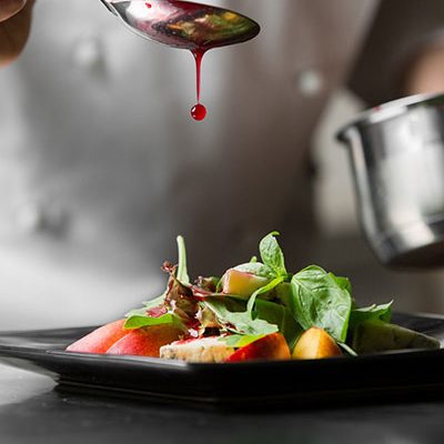 Chef-emplatando-manos-i516329534