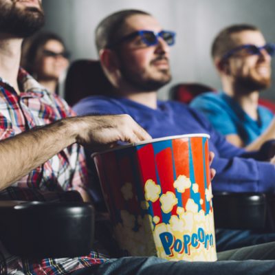 hombres-rostro-mirando-peliculas-cine_23-2147803849